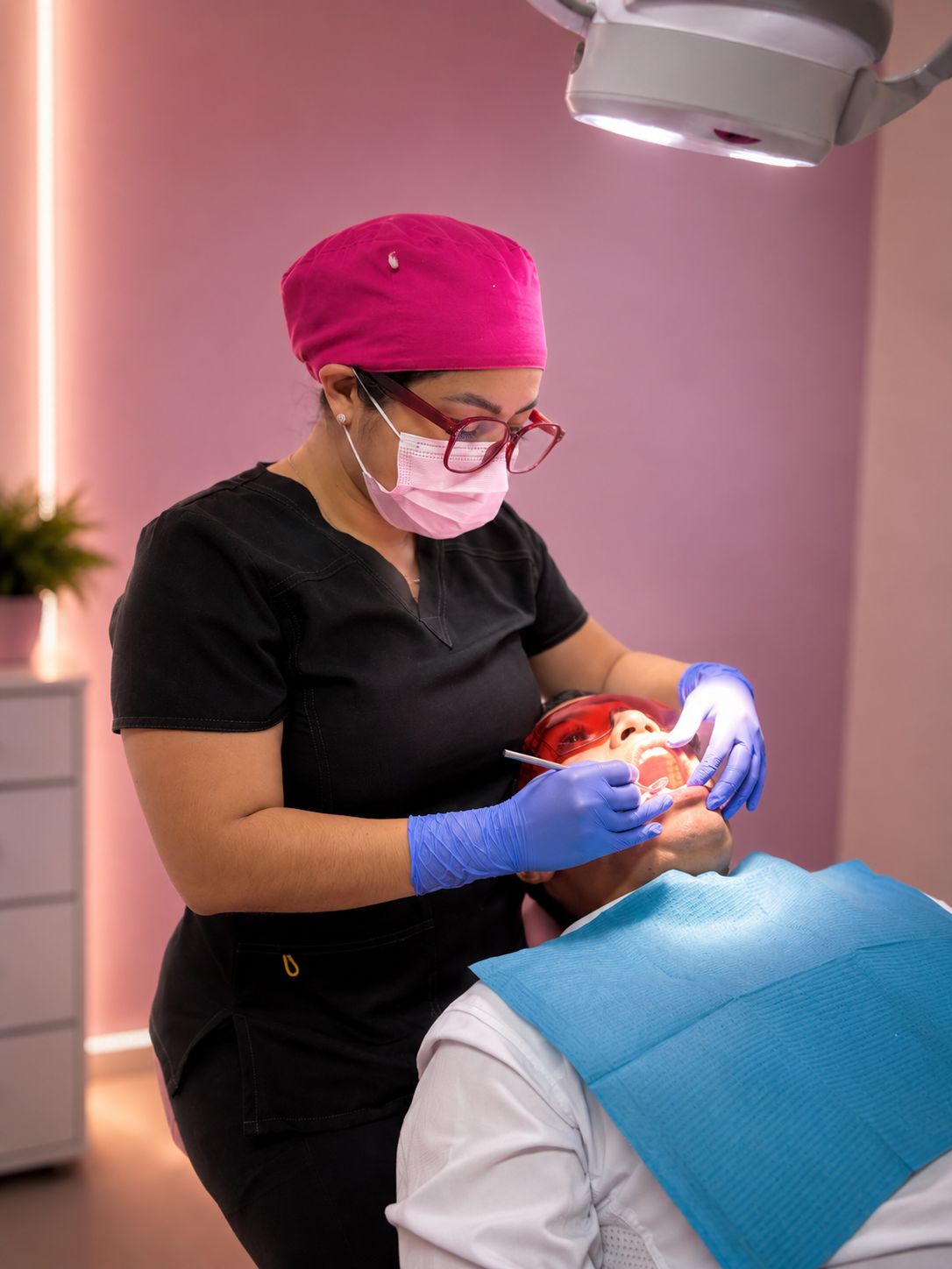 Profesional de Dentieli brindando atención dental a un paciente